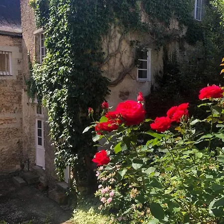 Dans Grande Maison Medievale Au Centre Historique De 3* Laval (Mayenne)