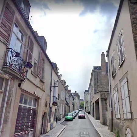 Dans Grande Maison Medievale Au Centre Historique De 3* Laval (Mayenne)